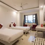 Oyo Flagship 140 Amaltas Ab Road