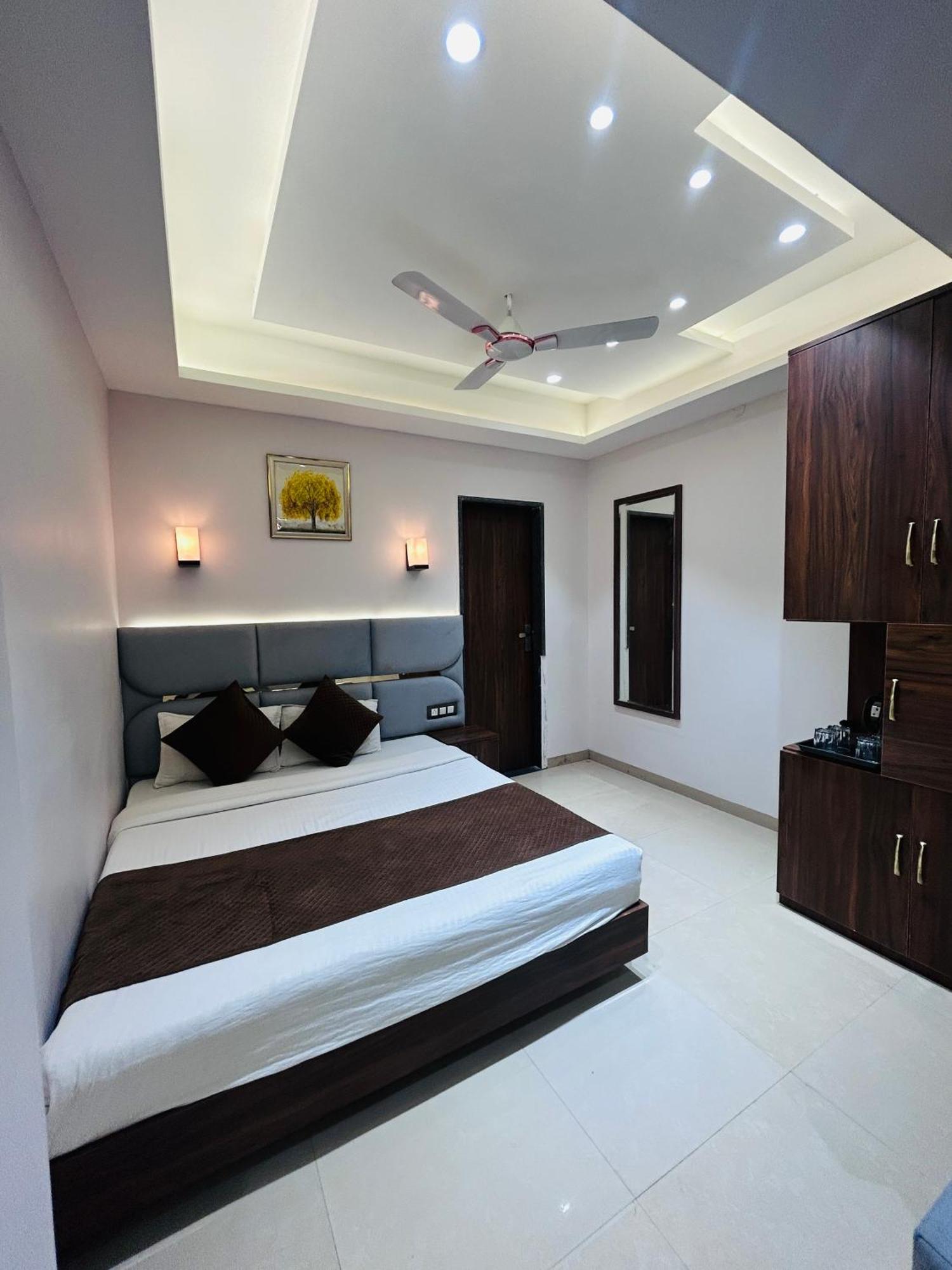 Hotel Care Residency 3*