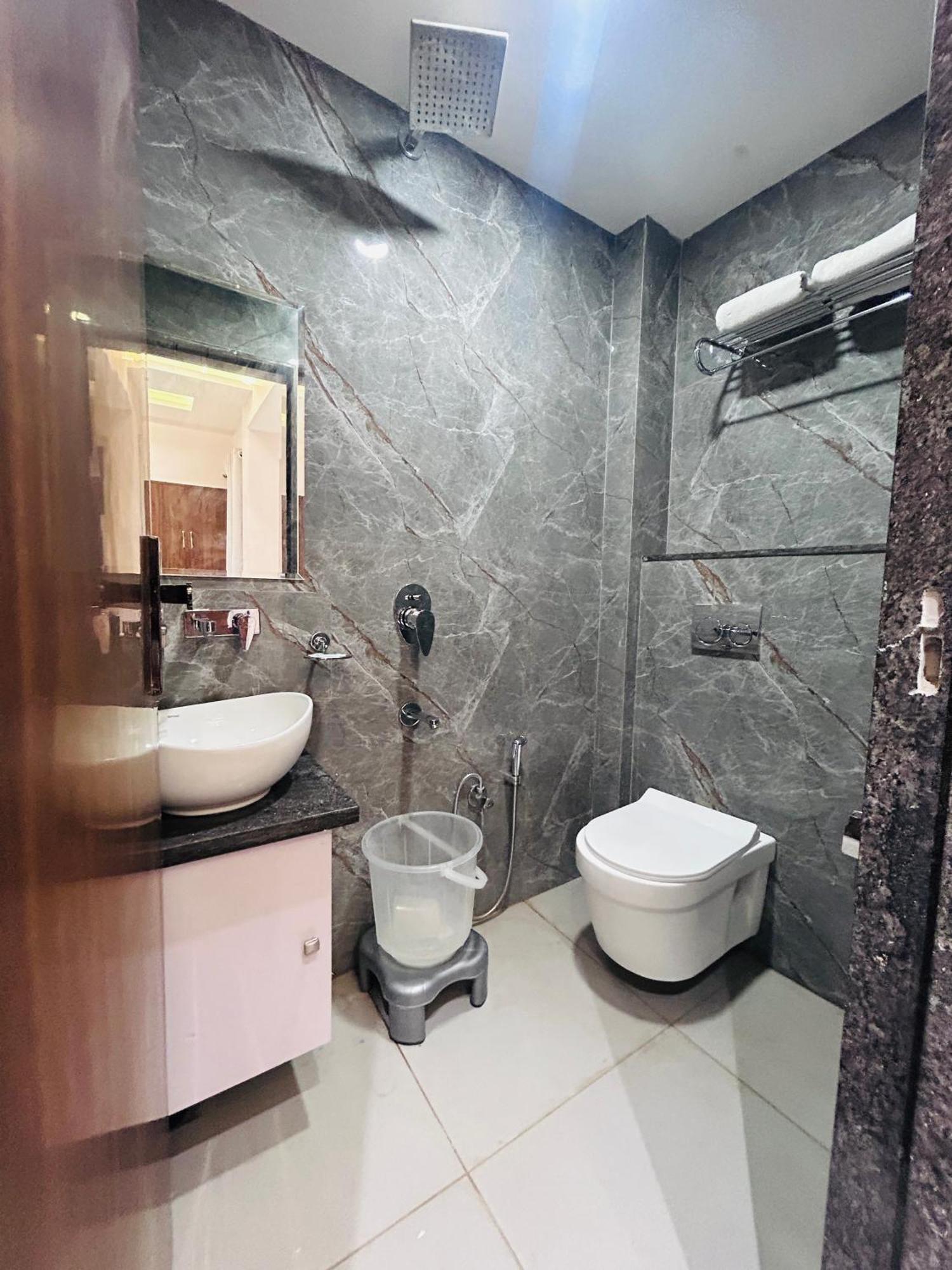 Hotel Care Residency 3*