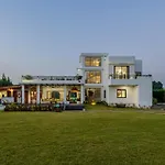 Stayvista At Lotus By The Lake With Pool, Bbq & Lawn