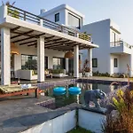 Stayvista At Lotus By The Lake With Pool, Bbq & Lawn