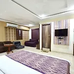 Oyo Rooms Navlakha Bus Stand