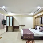 Oyo Rooms Navlakha Bus Stand