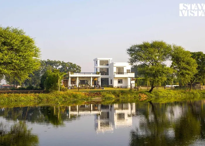 Stayvista At Lotus By The Lake With Pool, Bbq & Lawn