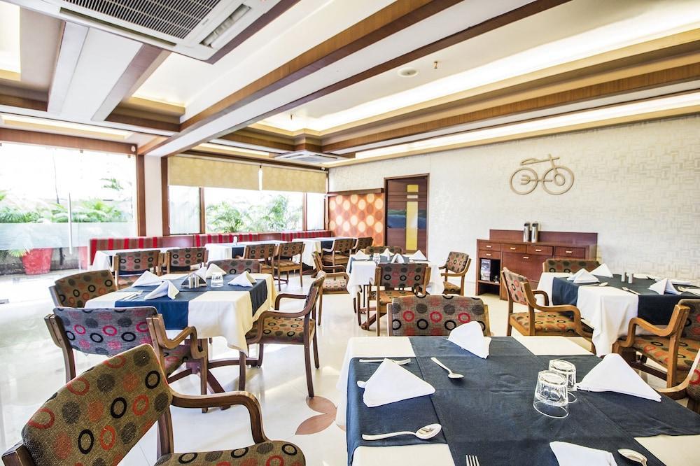 Hotel Fabhotel Amrit Residency