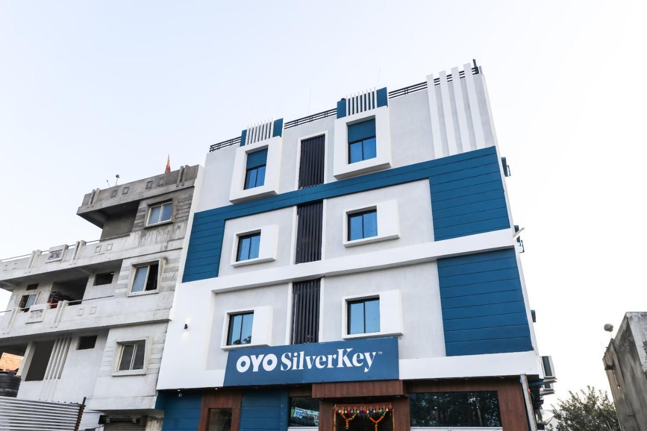 Vaccinated Staff - Silverkey Executive 60501 Babul Nagar 3*
