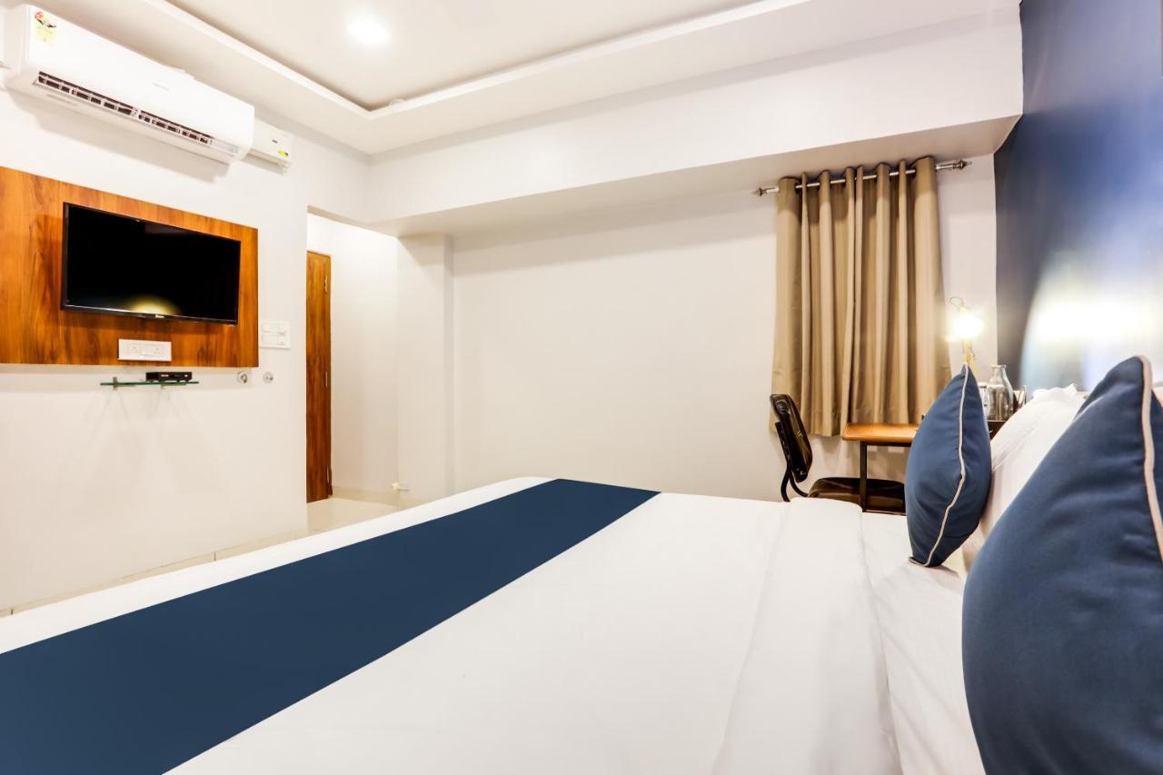 Vaccinated Staff - Silverkey Executive 60501 Babul Nagar Hotel 3*