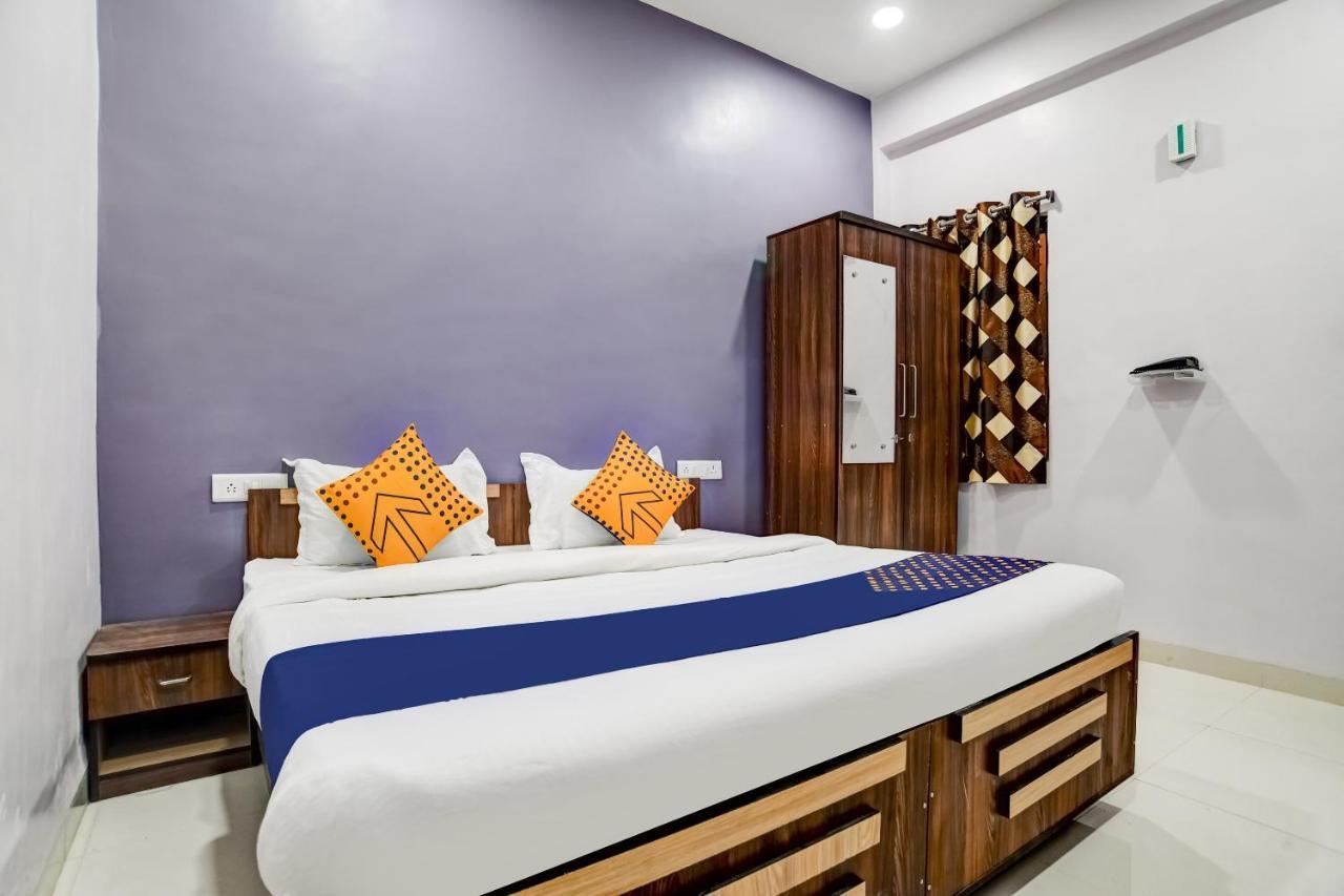 Spot On 76764 Lux 2* Indore