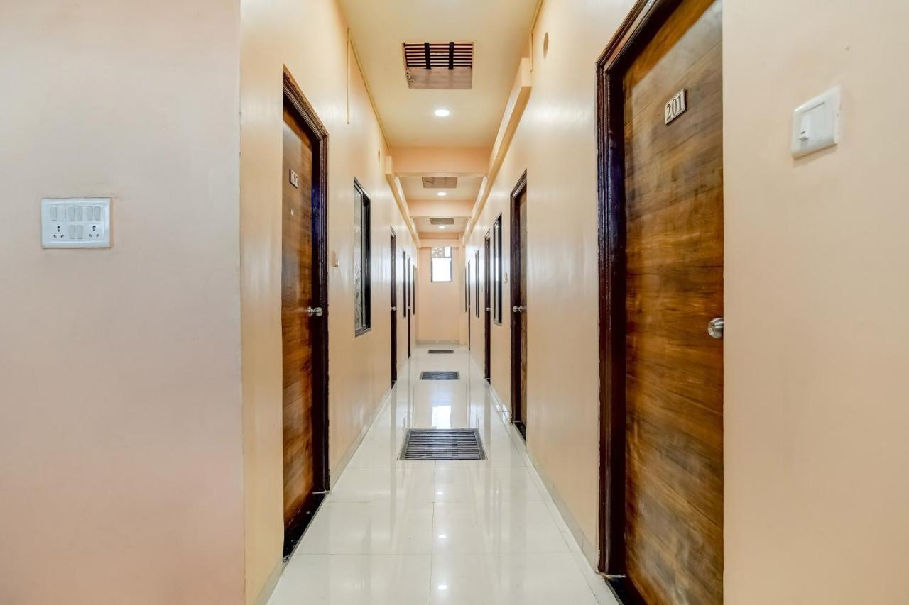 Spot On 76764 Lux 2* Indore