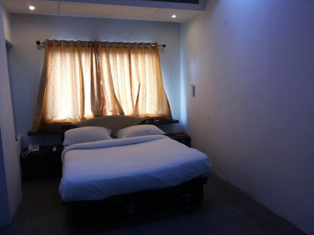 Kanchan Tilak Hotel