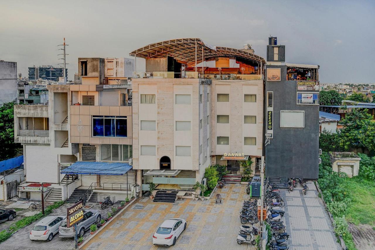Hotel Vaccinated Staff- Townhouse Oak Silvotel Indore