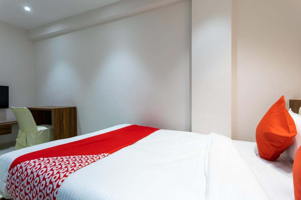 Oyo 29585 The Cliff 3* Indore
