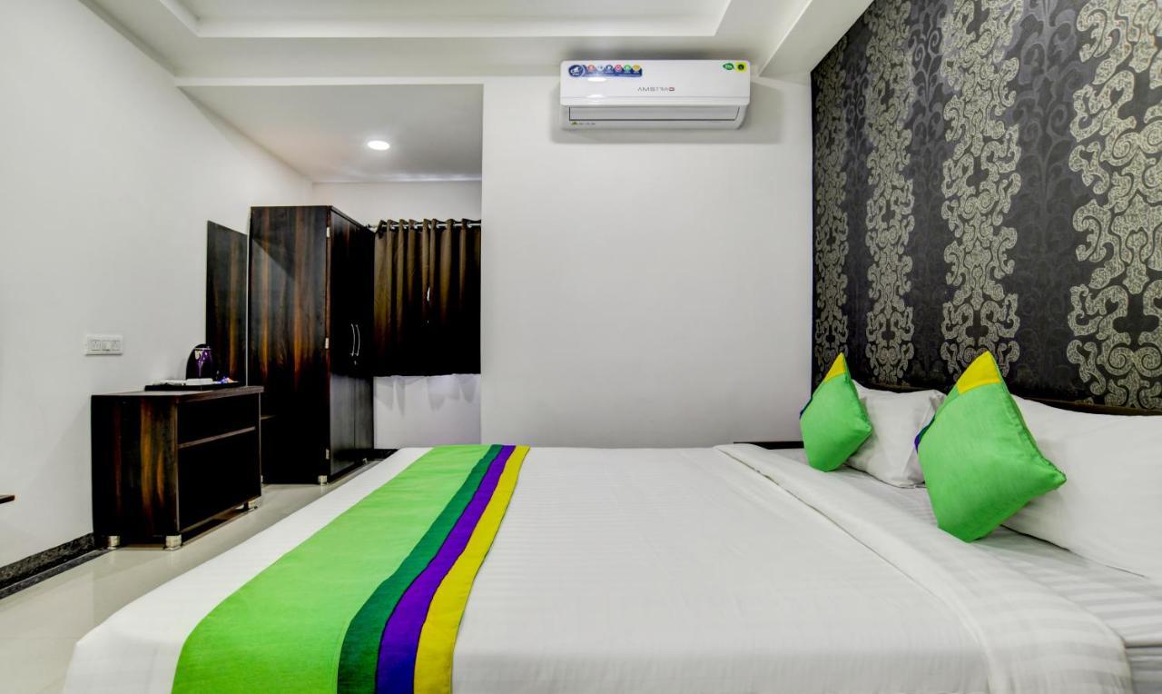 Hotel Treebo Grand Euro Pipliyahana Square 3*