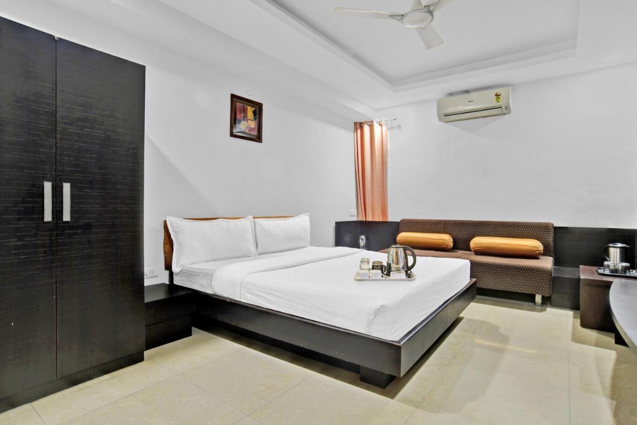 Super Townhouse Divya Palace Hotel