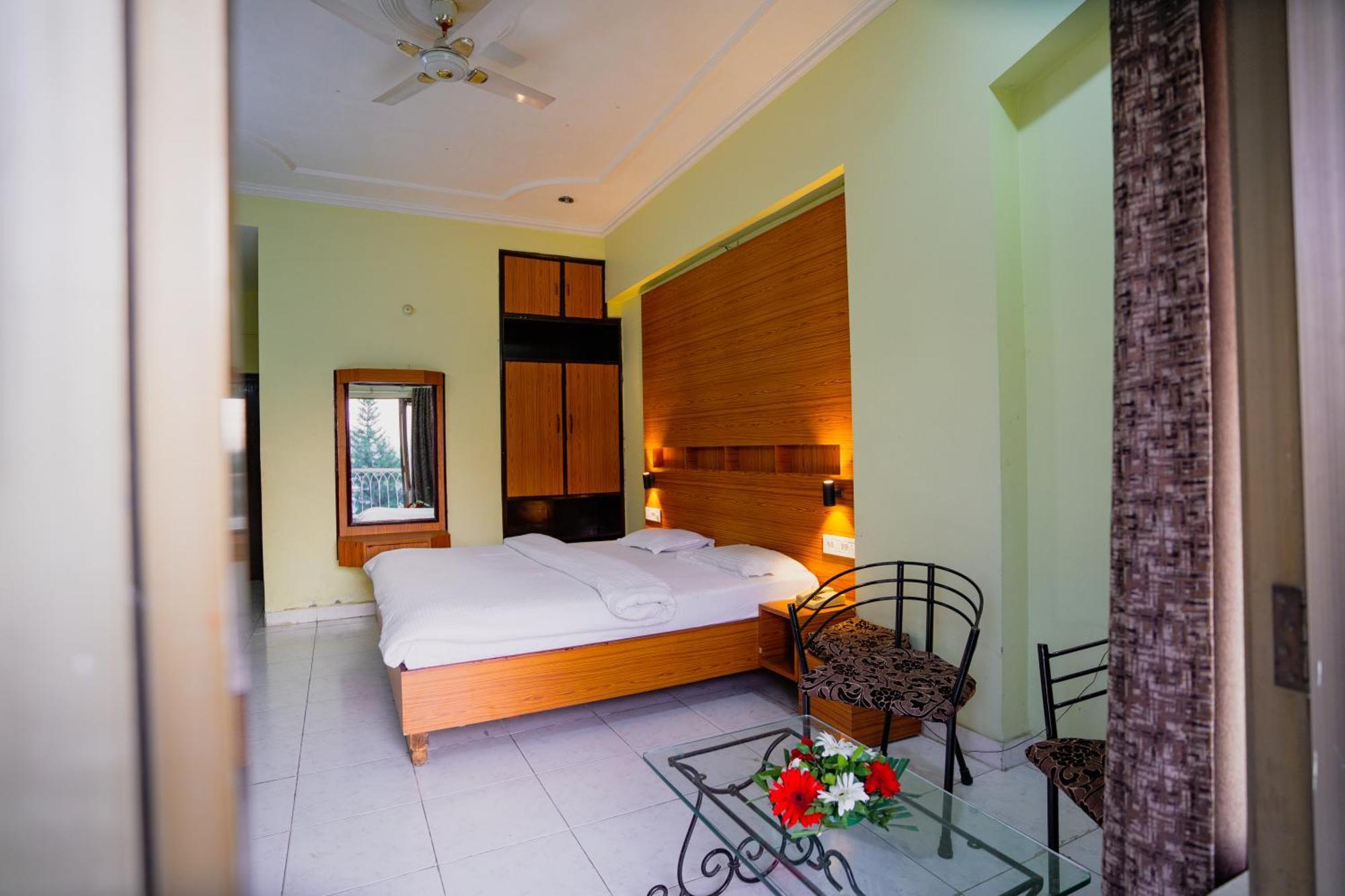 Girdhar Mahal Guest house *