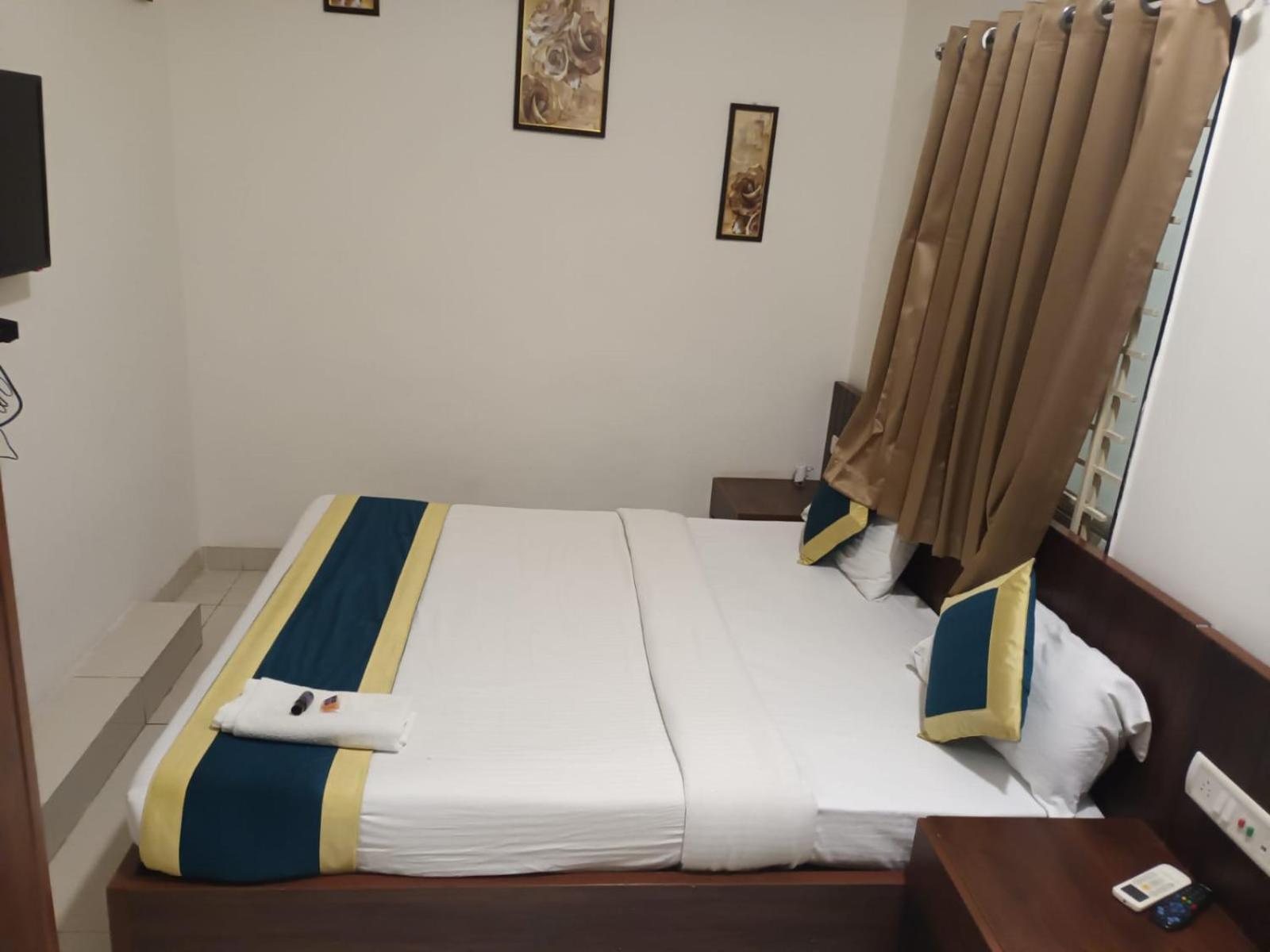 Hotel Lakshya Sheesh Mahal Indore