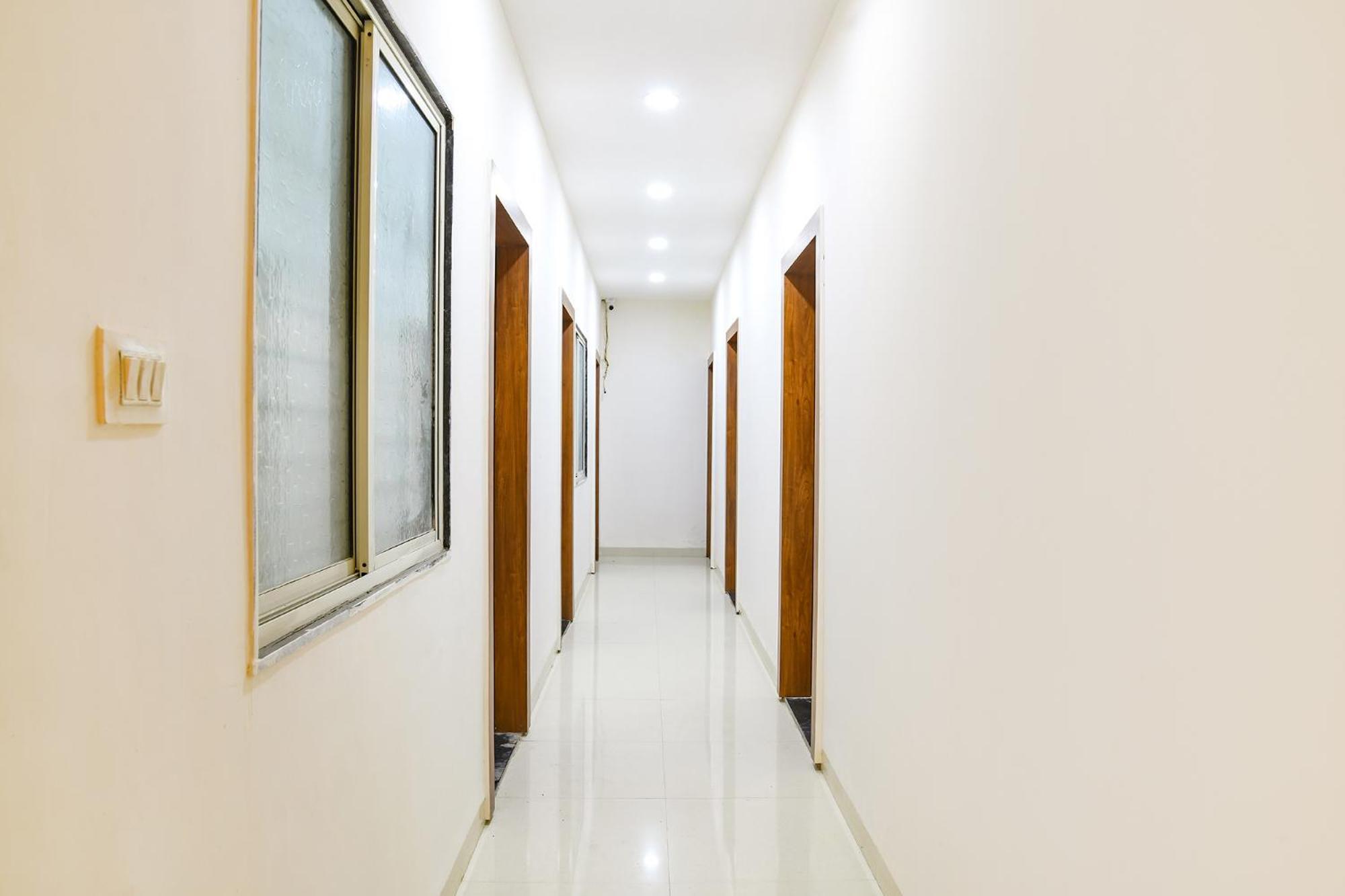 Fabhotel Grand Giriraj 3*