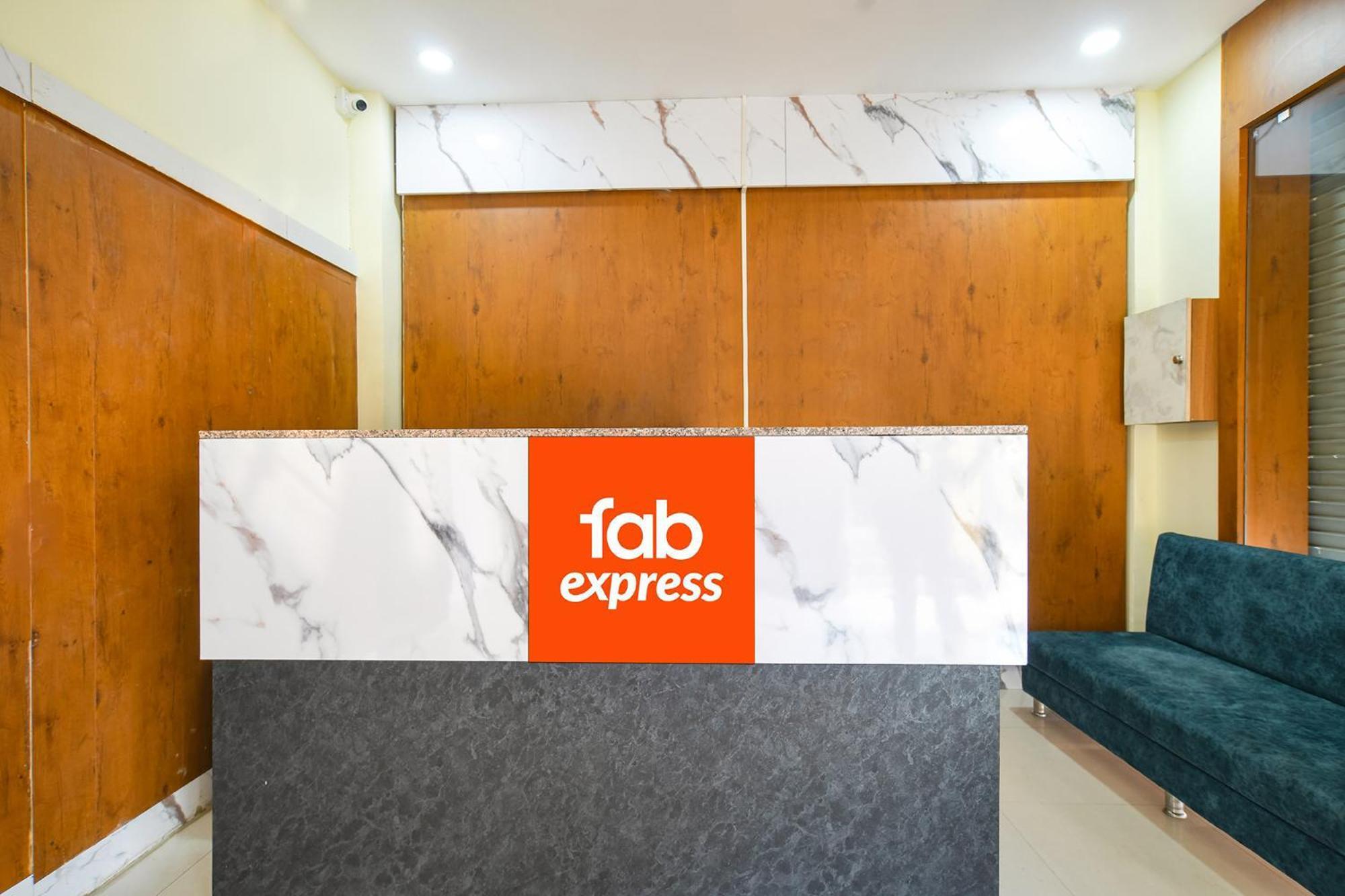 Hotel Fabhotel Grand Giriraj 3*