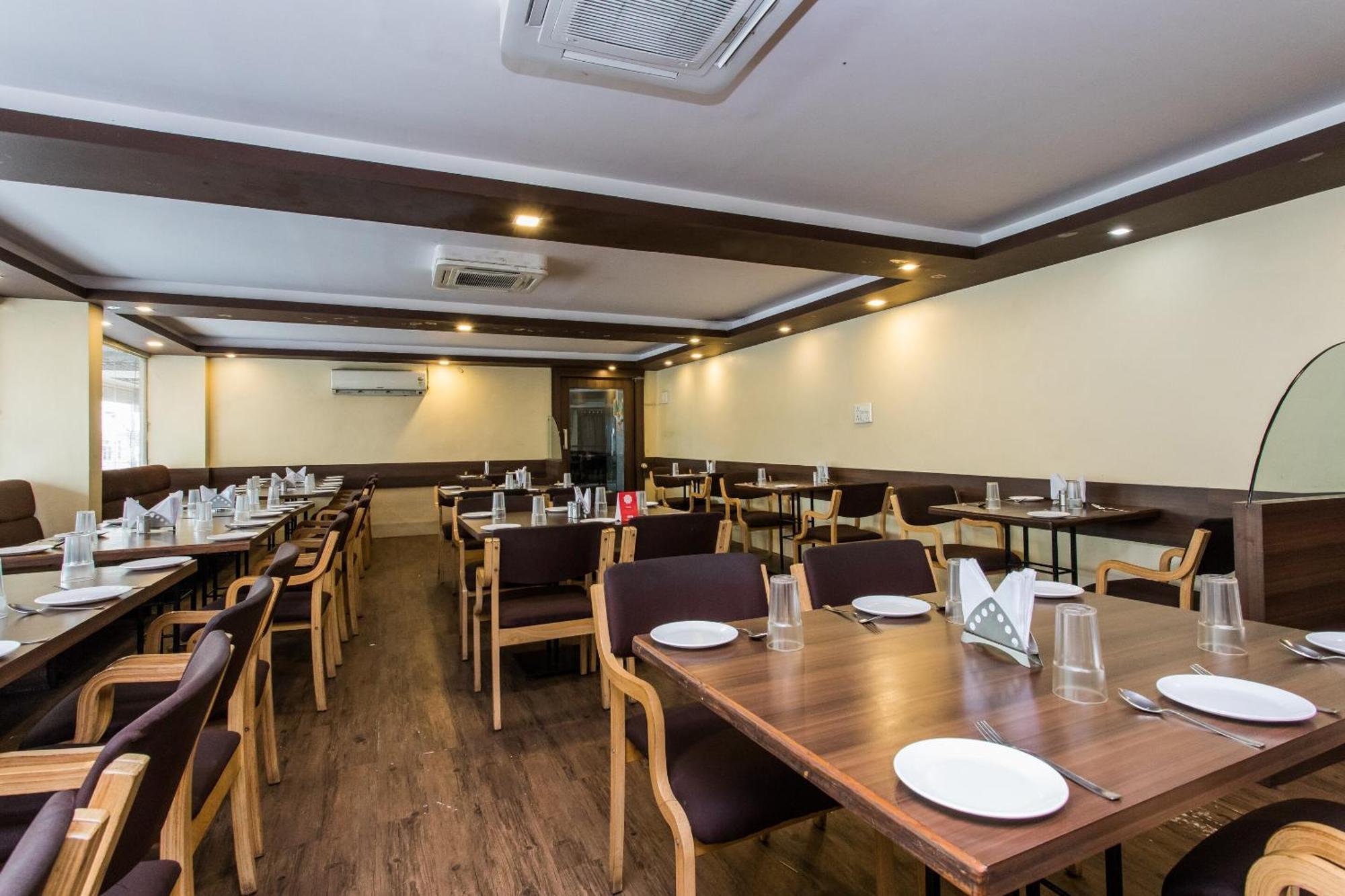 Oyo 2760 Chanakya Hotel 3*
