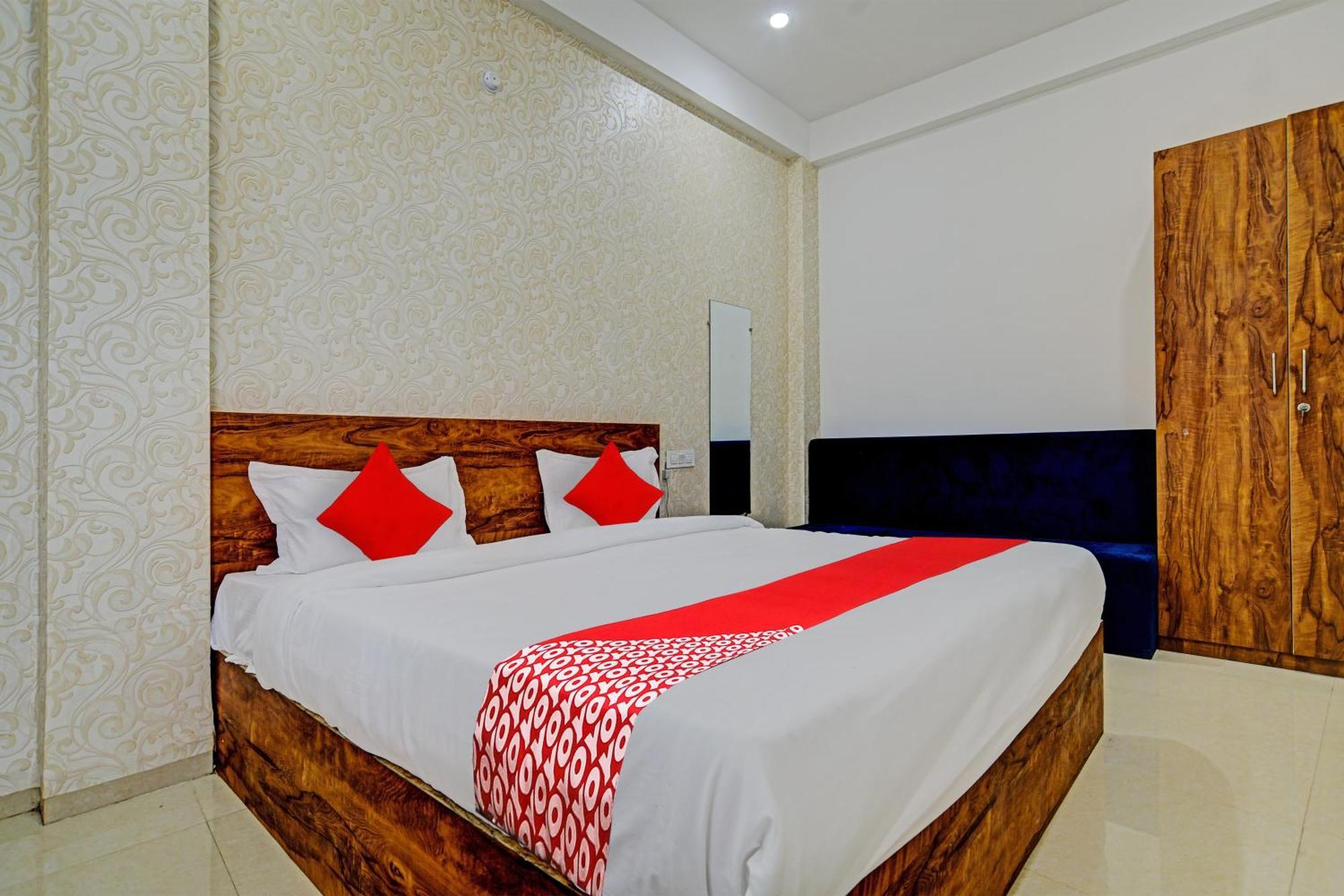 Oyo Flagship Blue Tick 3* Indore