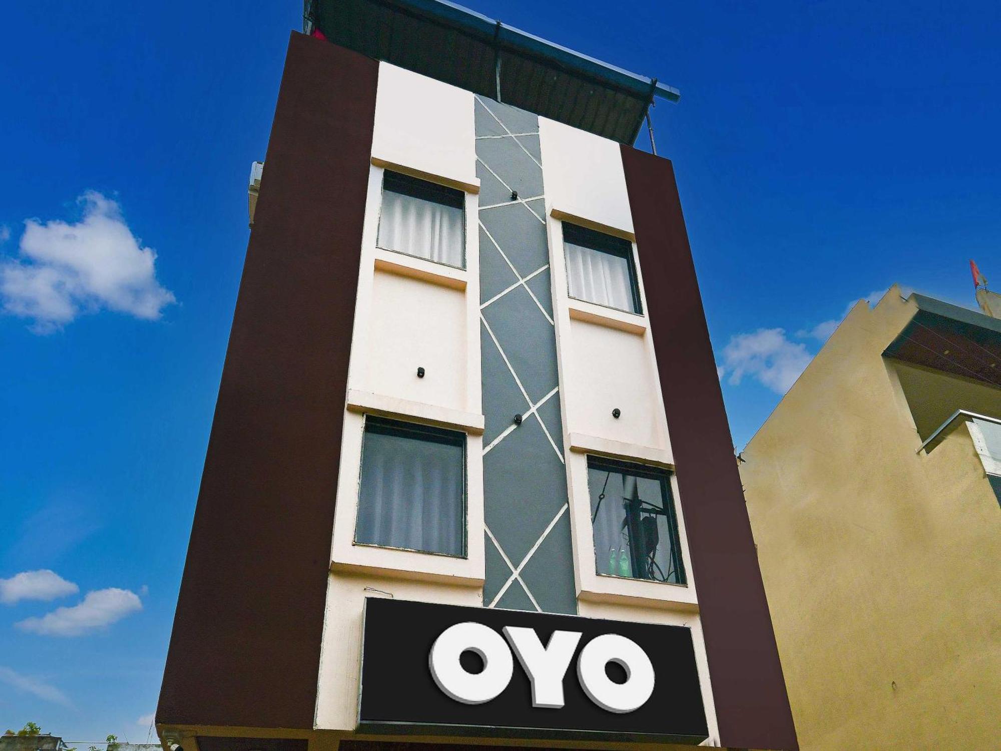 Oyo Flagship Blue Tick 3* Indore