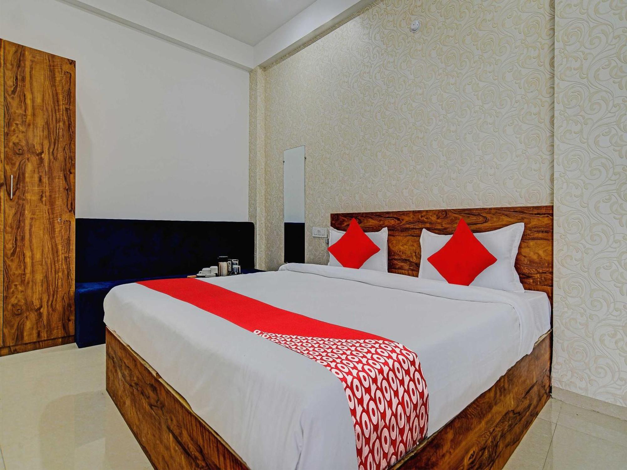 Oyo Flagship Blue Tick 3* Indore