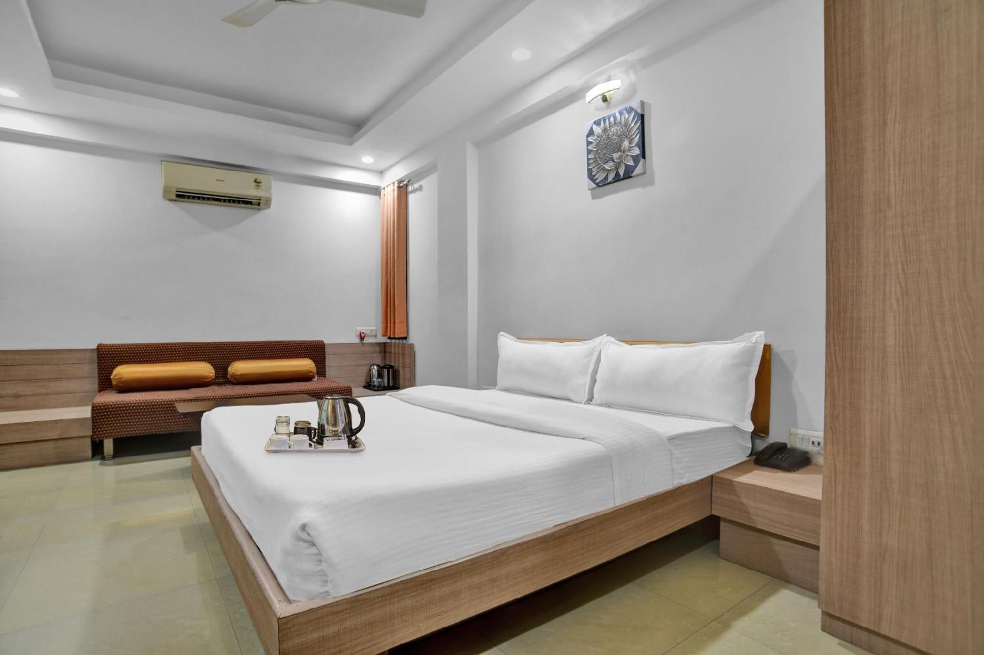 Super Townhouse Divya Palace Hotel 4*
