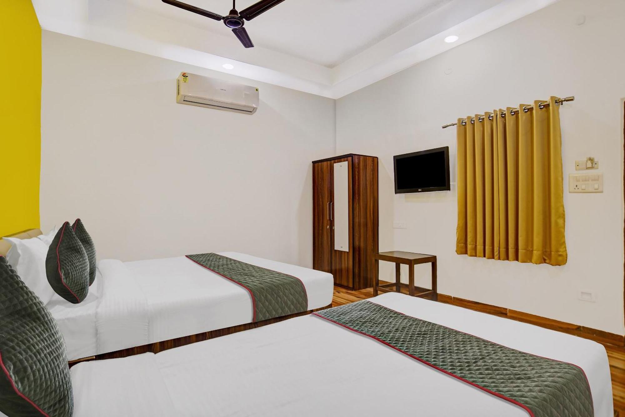 Super Townhouse Pine Tree Hotel