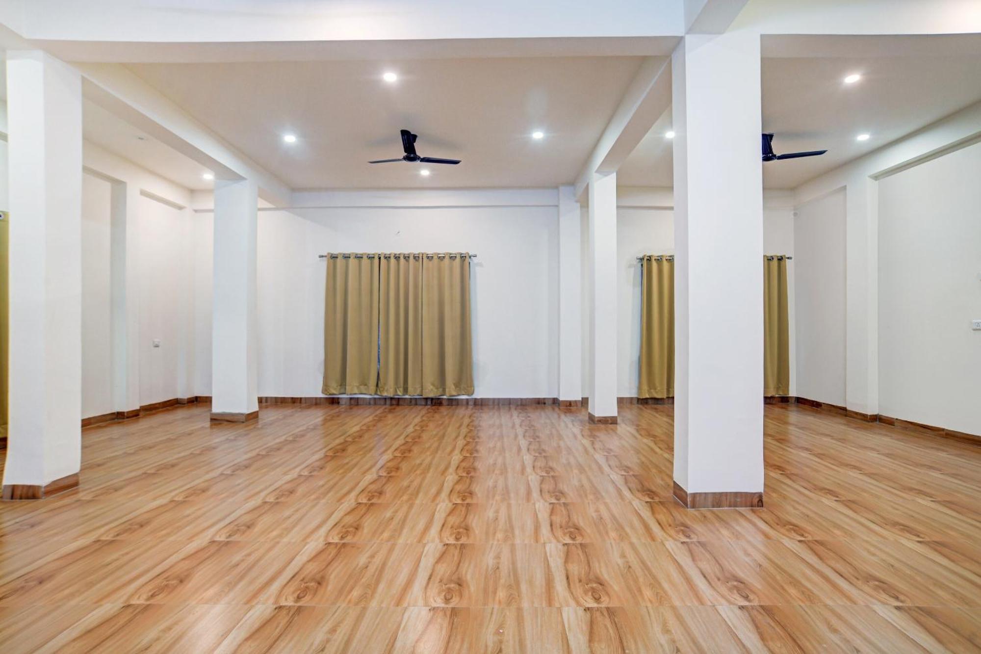 Super Townhouse Pine Tree Indore