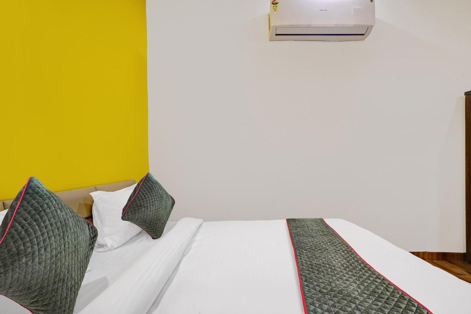 Super Townhouse Pine Tree 4* Indore