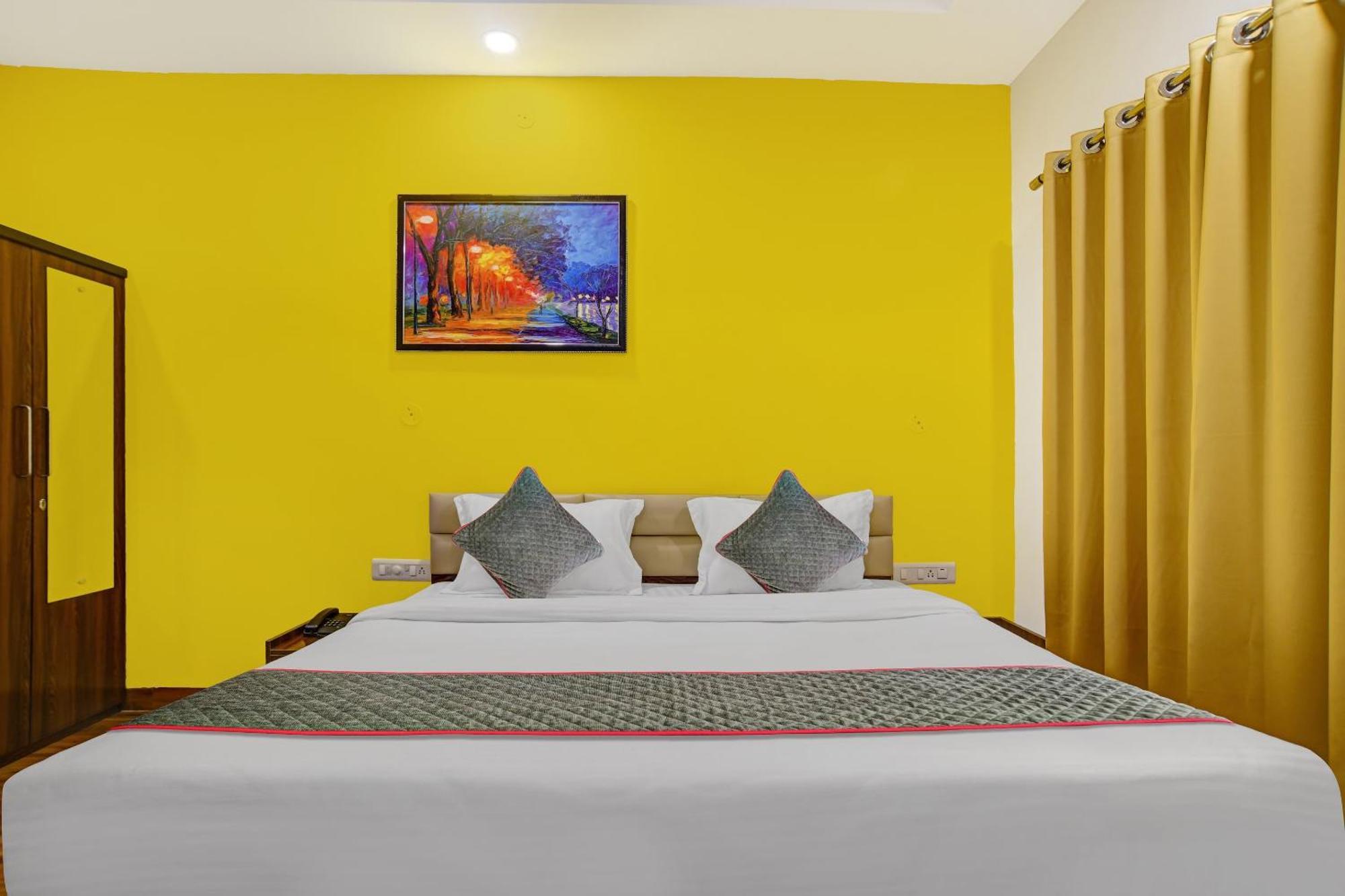 Super Townhouse Pine Tree Indore