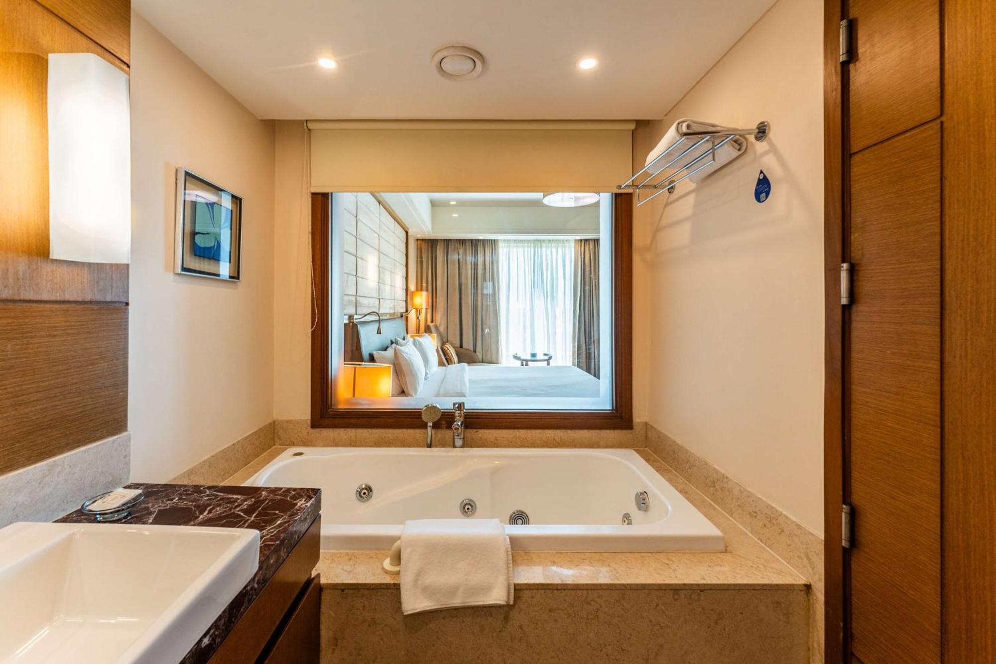 Radisson Blu Hotel, Hotel