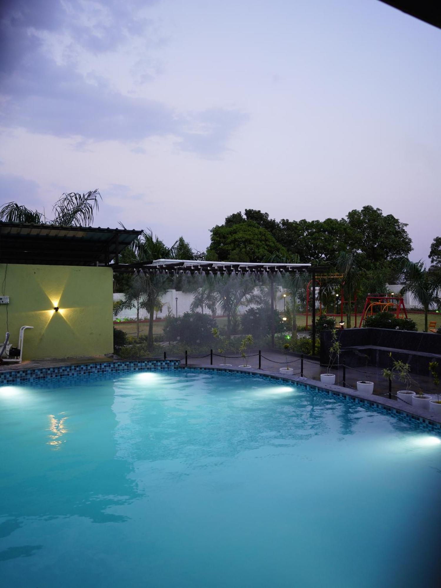 Hotel Fun O Farm Luxury Farm Indore