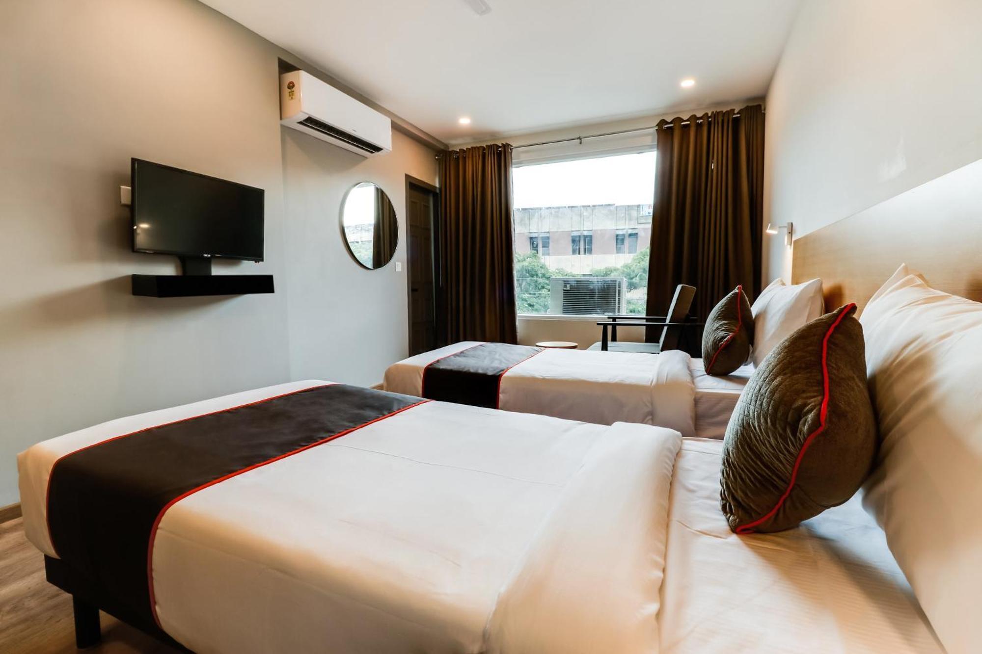 Super Townhouse Gandhi Hall Hotel