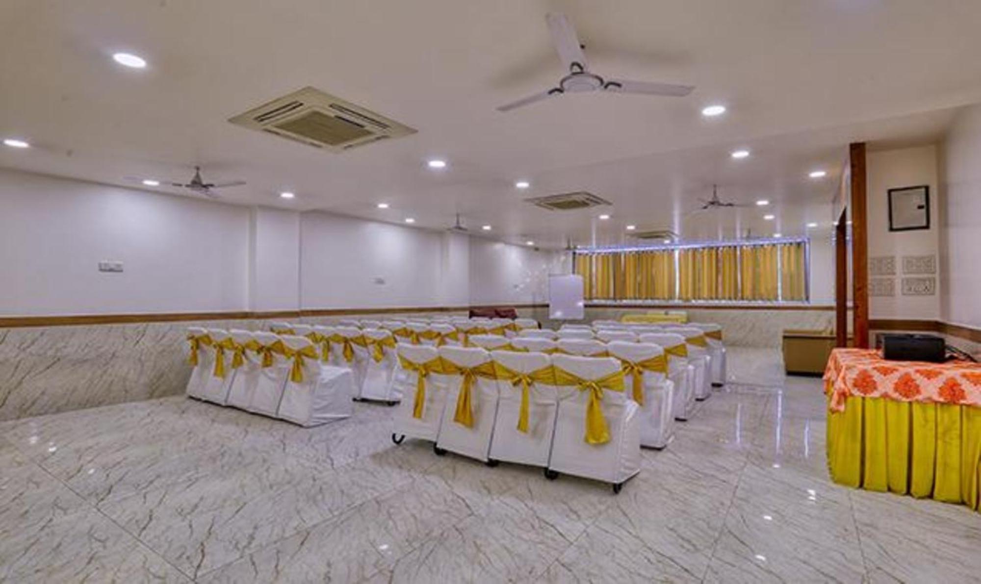 Fabhotel Eleven Grand Indore