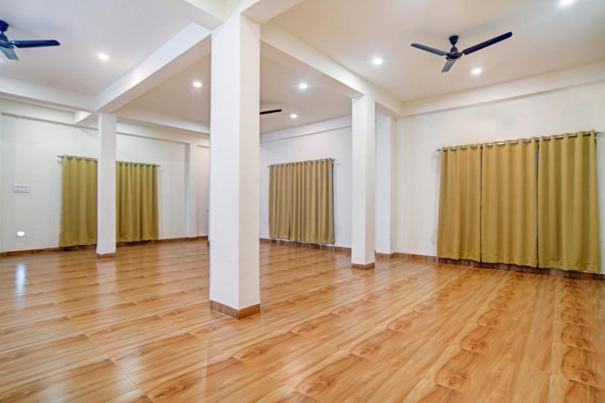 Super Townhouse Pine Tree Indore