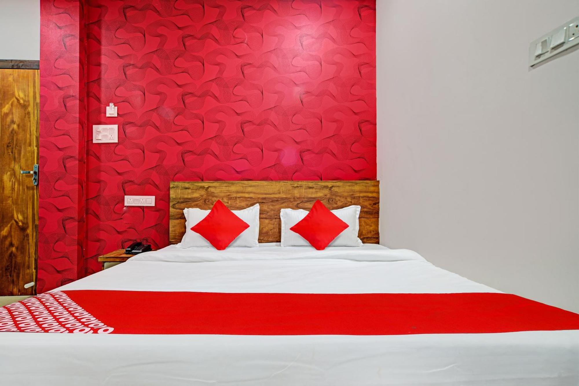 Oyo Flagship Blue Tick 3* Indore