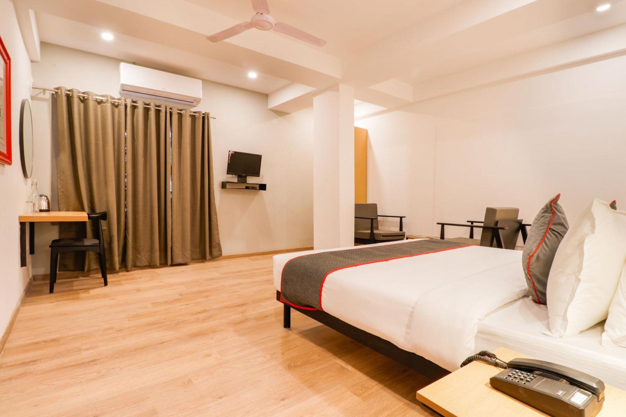 Townhouse South Tukoganj Hotel 4*