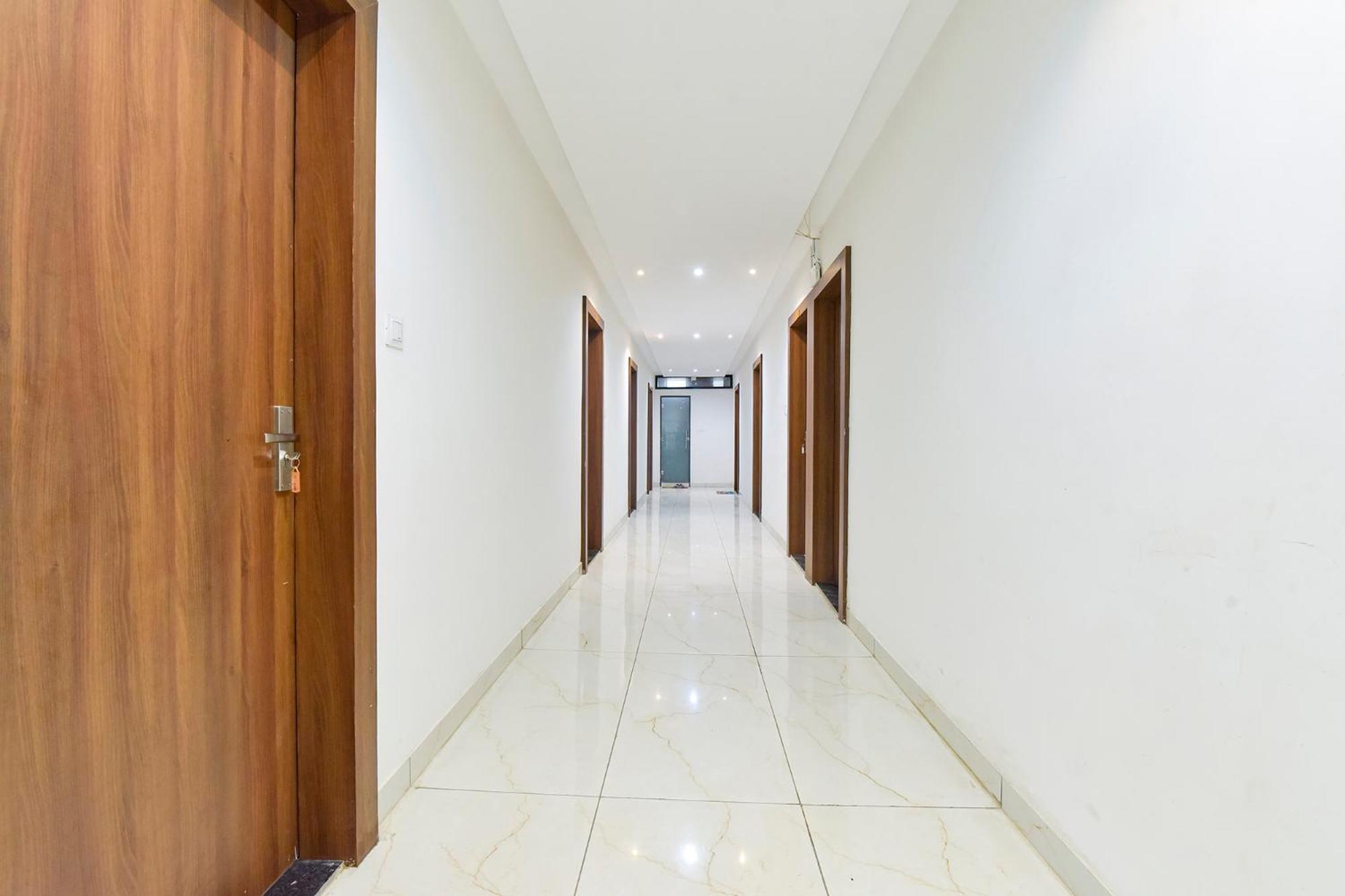 Fabhotel Grand Vista *