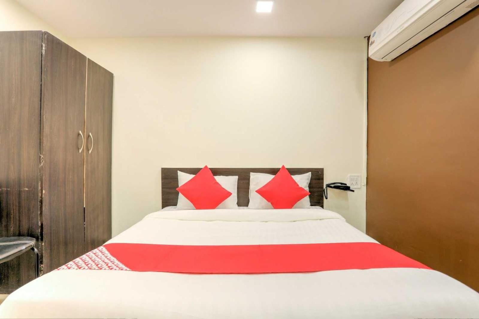 Hotel Super Collection O 7 Eleven Indore