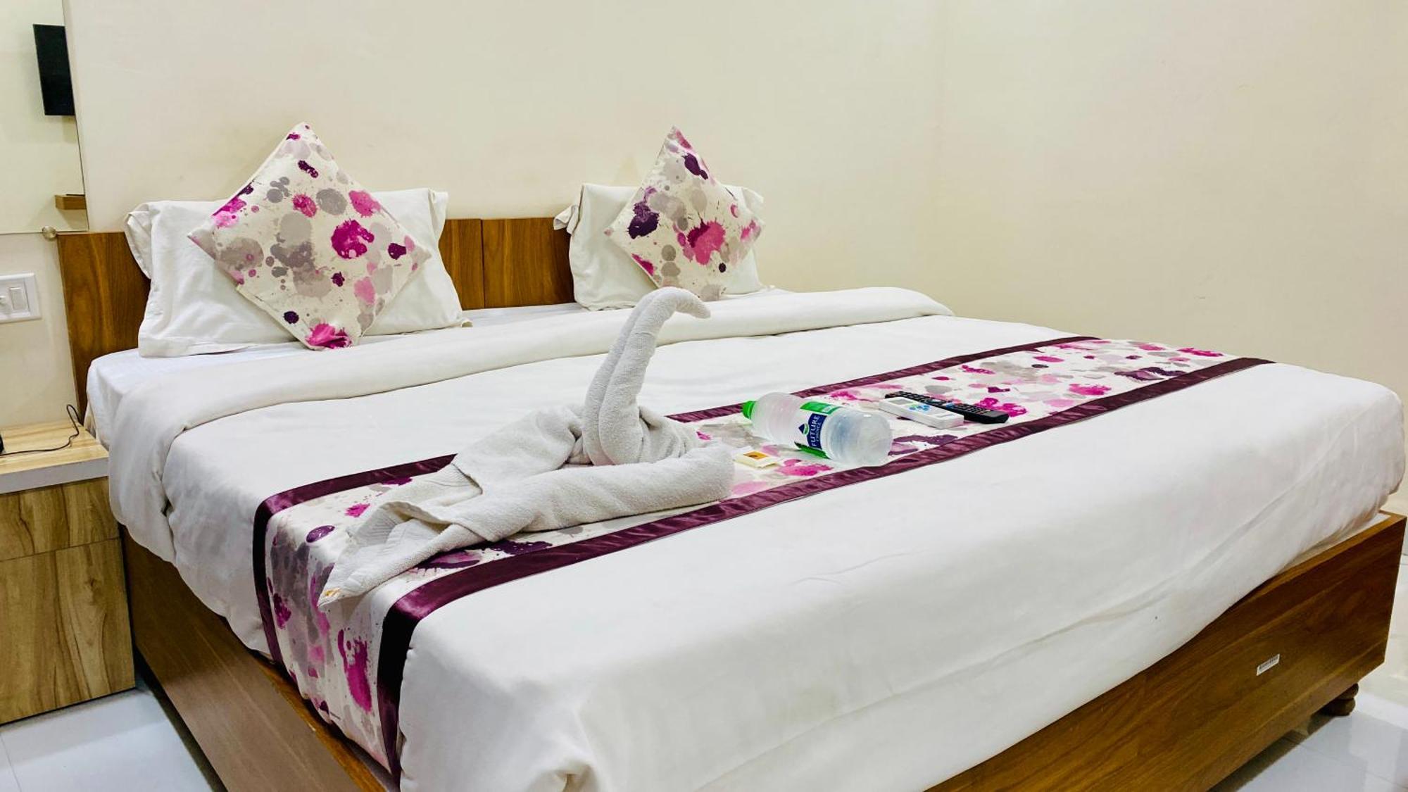 Hotel The Cressida Indore