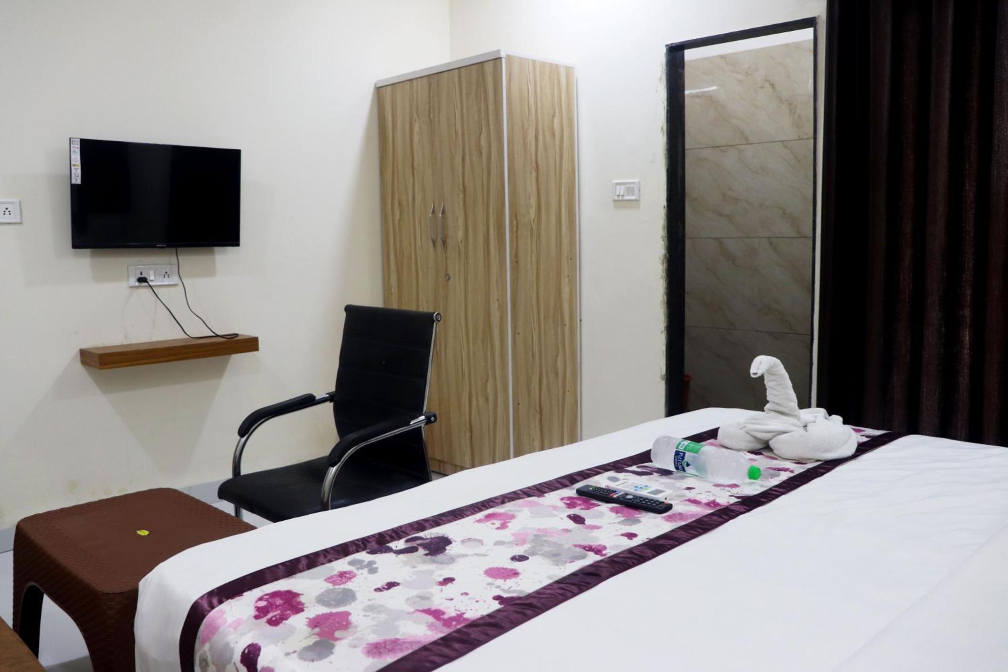 Hotel The Cressida Indore