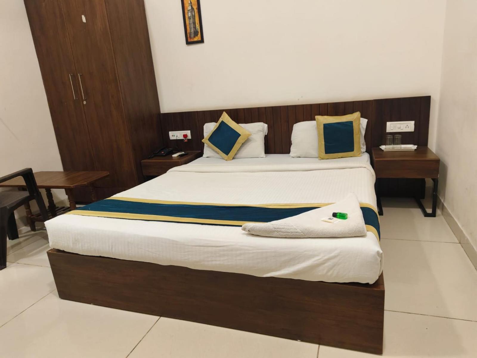 Topdealhotel Sheesh Mahal Indore