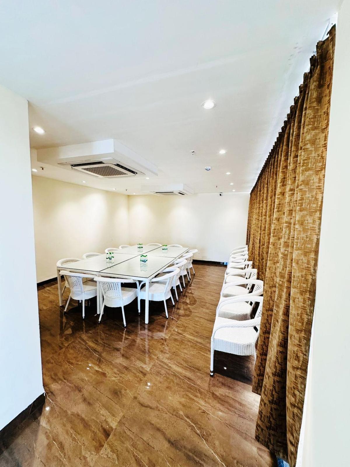 Yashraj Hotel 2*
