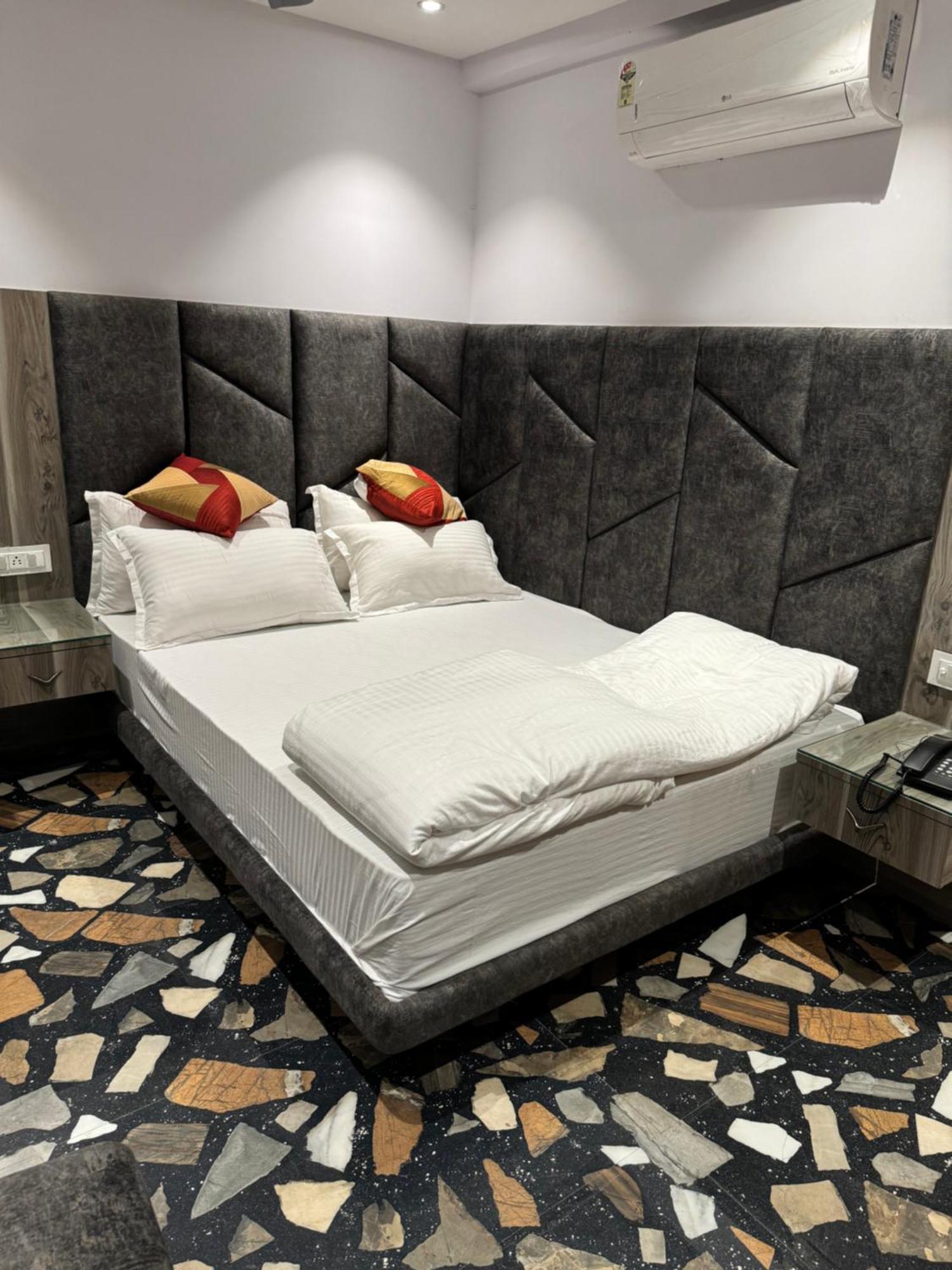 Hotel Sajanshree Indore