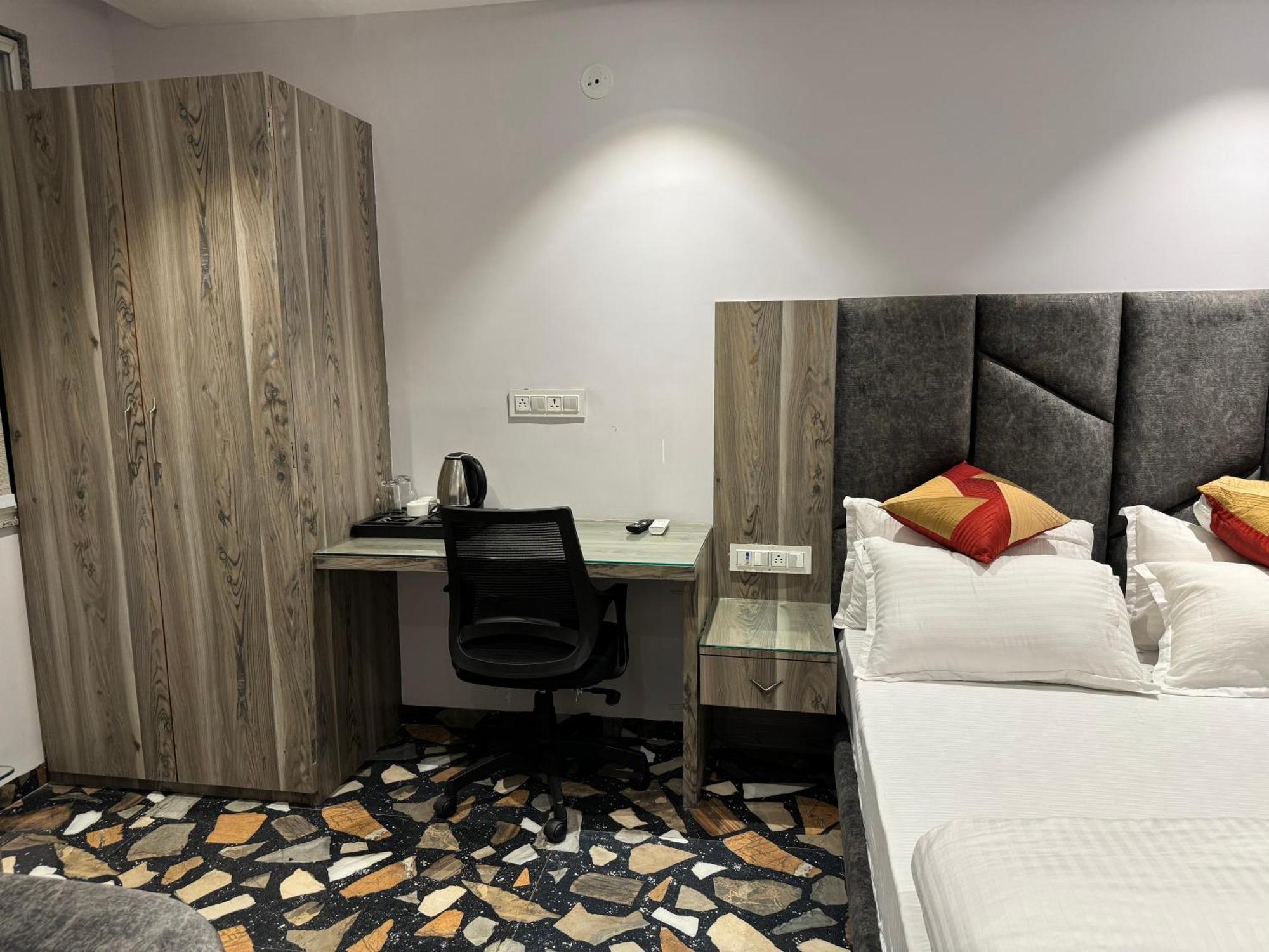 Sajanshree Hotel