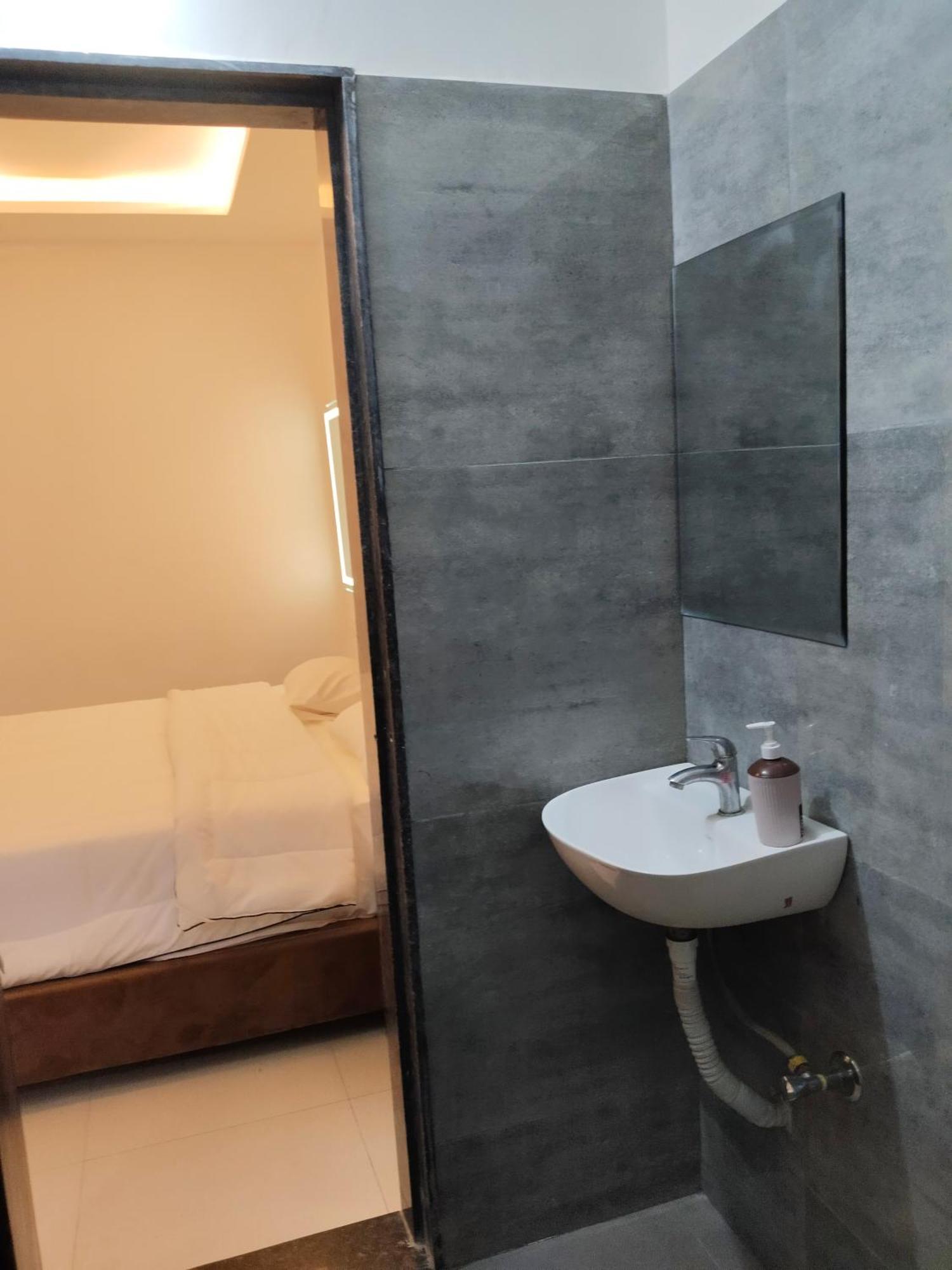 Kiwi Vijaynagar Scheme 78 Hotel Indore