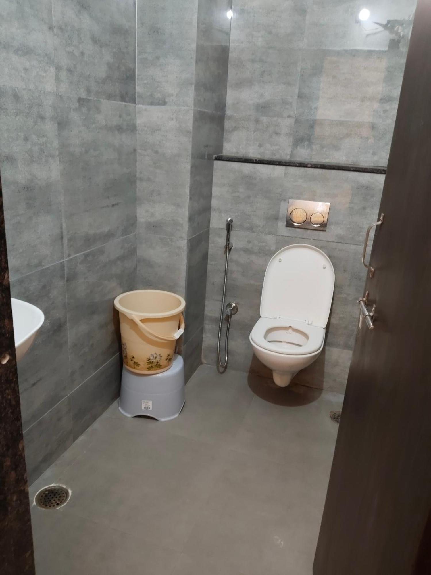 Hotel Kiwi Vijaynagar Scheme 78
