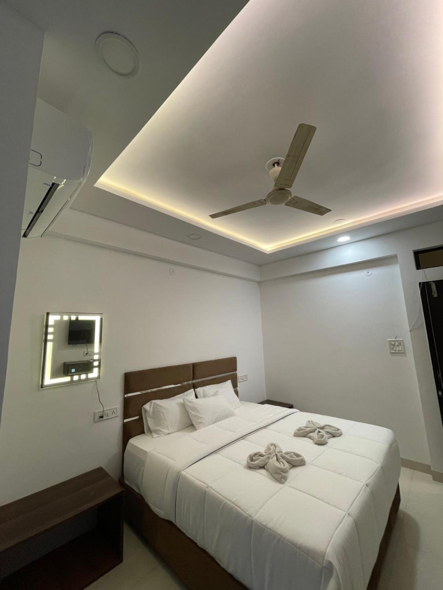 Hotel Kiwi Vijaynagar Scheme 78 3*