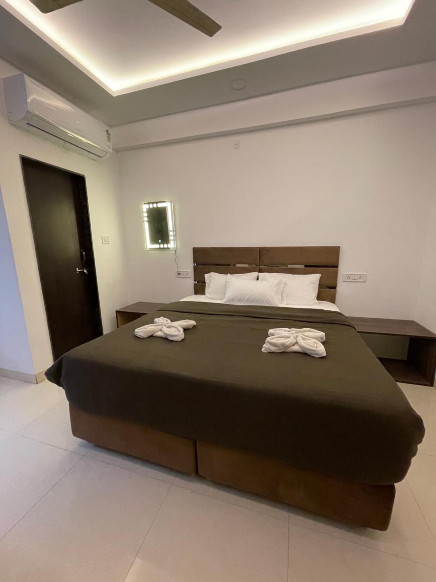 Kiwi Vijaynagar Scheme 78 Hotel